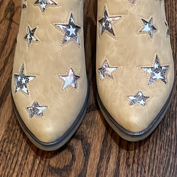 Seven7 Women's Austin Nubu Rockstar Ankle Boot Pointed Toe with Superstar - Picture 6 of 9